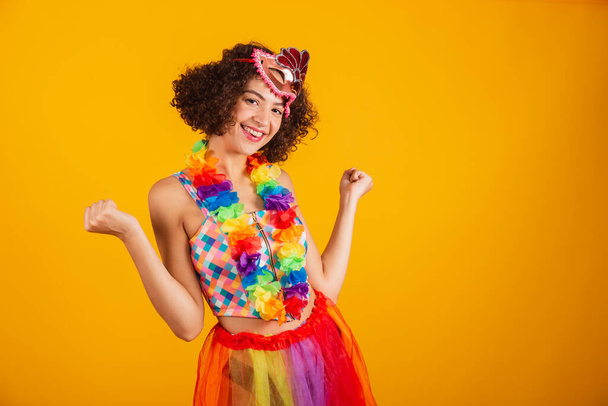 Beautiful Brazilian woman, dressed in carnival clothes, celebrating. - Foto, Imagem