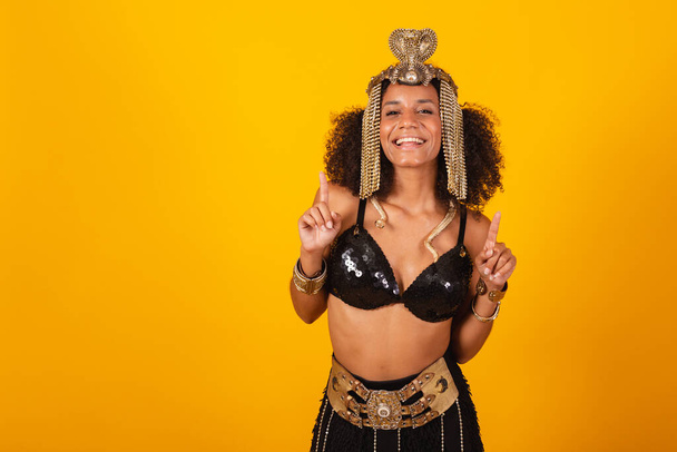 Hermosa mujer brasileña negra, en ropa de carnaval Cleopatra, bailando y festejando. - Foto, Imagen