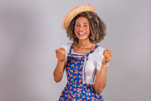 Young black Brazilian woman, with country clothes, dressed for Festa Junina. Saint John's festival. calling with hands, inviting. - Фото, зображення