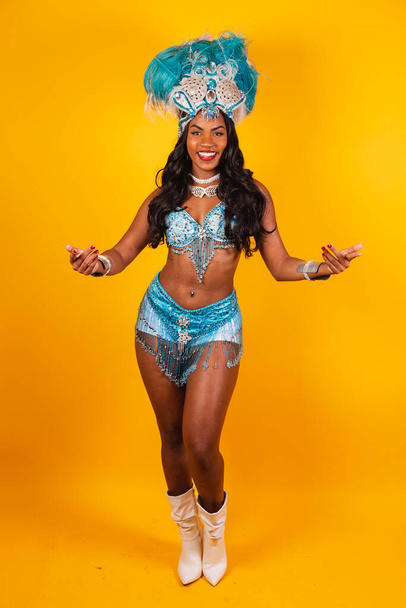 Vertical shot, full body, beautiful black Brazilian woman in carnival clothes. posing for photo. - Foto, afbeelding