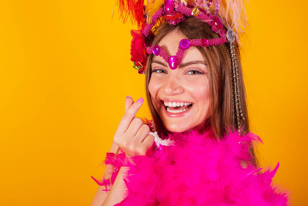 beautiful blonde brazilian woman with queen clothes from samba school, carnival. Feather crown. taking self - Фото, зображення