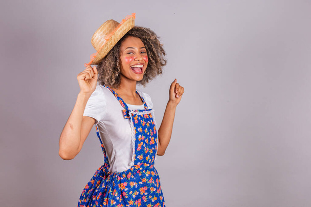 Fiatal fekete brazil nő, vidéki ruhában, Festa Juninának öltözve. Szent János ünnepe. tánc, buli. - Fotó, kép