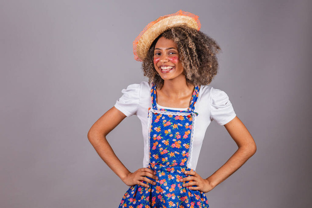 Young black Brazilian woman, with country clothes, dressed for Festa Junina. Saint John's festival. Hands on hips. - Photo, image