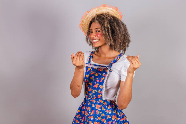 Fiatal fekete brazil nő, vidéki ruhában, Festa Juninának öltözve. Szent János ünnepe. hívás kézzel, meghívó. - Fotó, kép