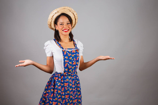Brazilian woman, northeastern, with June party clothes, straw hat. With open arms, welcome. - Photo, Image