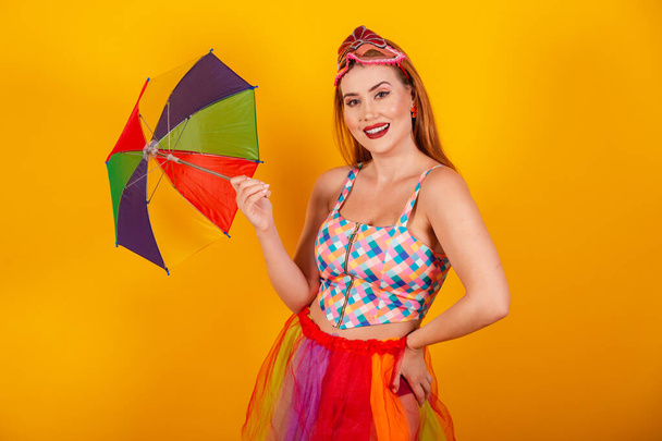Brazilian redhead, in carnival clothes, with a colorful parasol. - Фото, изображение