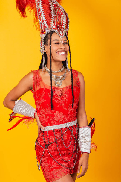 Beautiful black Brazilian woman, with red carnival clothes. vertical. - Foto, afbeelding