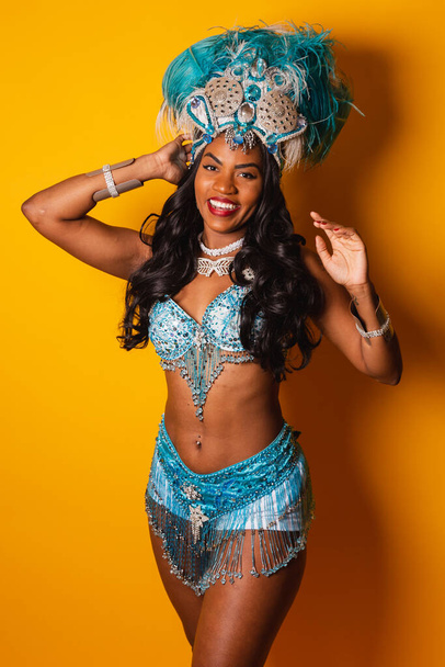 Vertical shot, half body, beautiful black Brazilian woman at Carnaval. - Foto, afbeelding