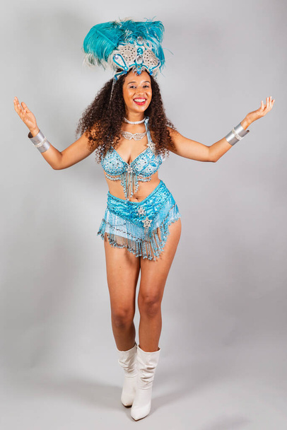 Vertical shot, full body, beautiful black Brazilian woman at Carnaval. - Foto, immagini