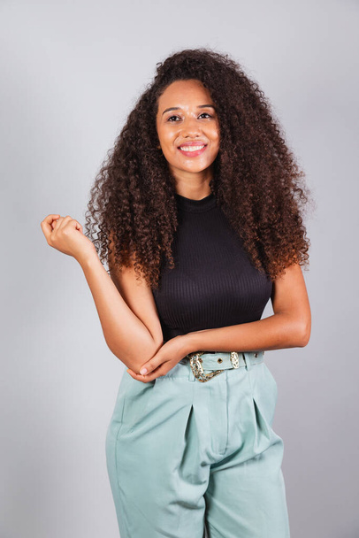 vertical photo, beautiful black Brazilian woman, optimistic, positive, happy smiling, curly hair. - Foto, Bild