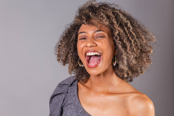 Brazilian black woman, beautiful, close-up photo. smiling, extremely happy. - Zdjęcie, obraz