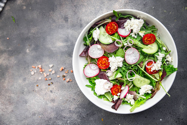 saláta sajt zöld levelek növényi retek, paradicsom, uborka liszt étel snack az asztalon másolás tér élelmiszer háttér rusztikus felső nézet  - Fotó, kép