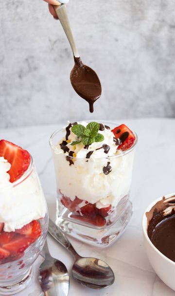 Dessert à partir de crème fouettée et de fraises fraîches. sur un fond clair - Photo, image