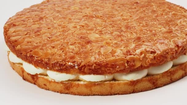 ビーストケーキ、クリーム入りの軽いケーキ、クリスピーアーモンド - 映像、動画