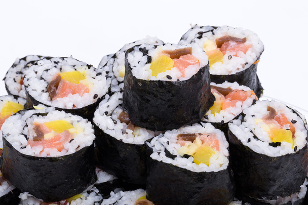 Sushi frische Maki-Rollen isoliert auf Holzbrett - Foto, Bild
