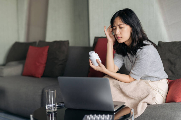 Doente mulher asiática com medicina tendo vídeo chamada conferência aplicativo médico em telessaúde no laptop. - Foto, Imagem