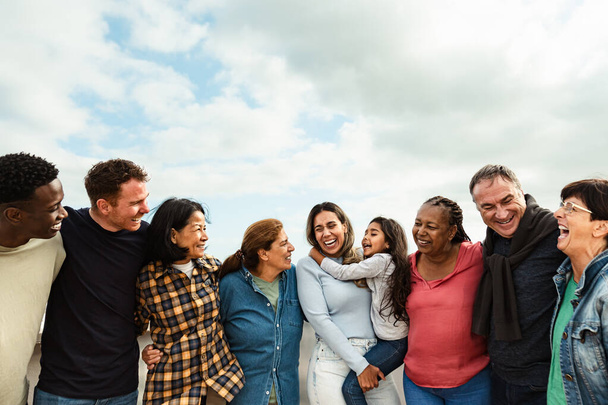 Glückliche Mehrgenerationenfreunde mit unterschiedlichen ethnischen Zugehörigkeiten, die Spaß auf dem Hausdach haben - Diversity People Lifestyle - Foto, Bild