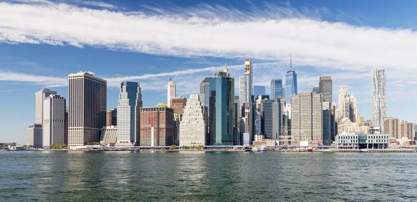 Иконический вид на Нью-Йорк из Бруклина через Ист-Ривер - Фото, изображение