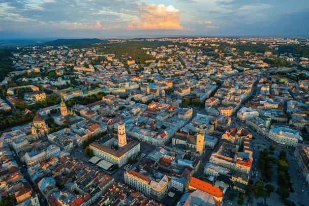 Panoramatický letní pohled z dronu na historické centrum města Lvova, Ukrajina - Fotografie, Obrázek