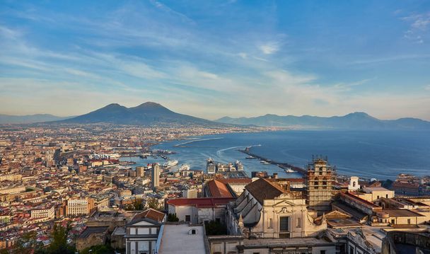 Napoli, İtalya: Şehrin panoramik manzarası ve Ufukta Vezüv Dağı ile Posilipo tepelerinden görüldüğü gibi liman manzarası. Şehir limanının deniz manzarası ve Tiren Denizi 'nin körfezi.. - Fotoğraf, Görsel