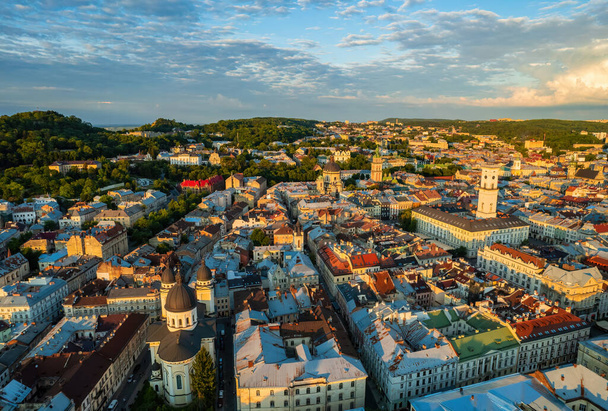 日中はウクライナのリヴィウの旧市街の屋根。ヨーロッパの街の魔法のような雰囲気。ランドマーク、市役所とメイン広場。ドローン写真. - 写真・画像