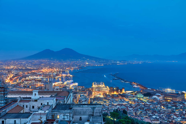 Nápoles, Itália. Luzes de pôr do sol bonitas sobre a Baía de Nápoles com a marina em primeiro plano e Monte Vesúvio longe no fundo. - Foto, Imagem