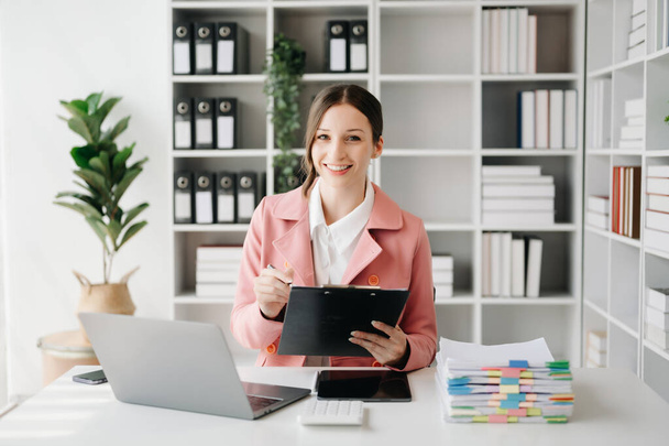 Expert en affaires confiant, jeune femme avec ordinateur portable dans un bureau créatif - Photo, image