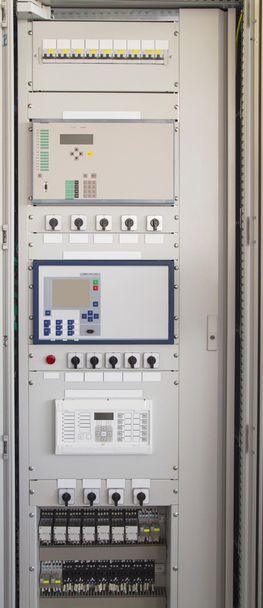 Panel de control en subestación eléctrica moderna
 - Foto, imagen
