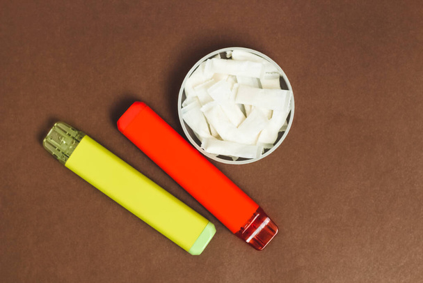 Nikotinkissen Snus, Zigarettenersatz, zusammen mit einer elektronischen Zigarette - Foto, Bild