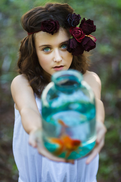 junges schönes Mädchen mit Goldfischen - Foto, Bild