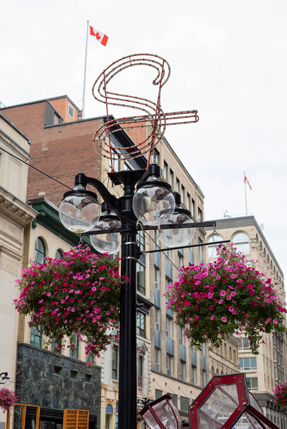 Rue Sparks au centre-ville d'Ottawa au Canada. Lampadaire avec signe et fleurs. - Photo, image