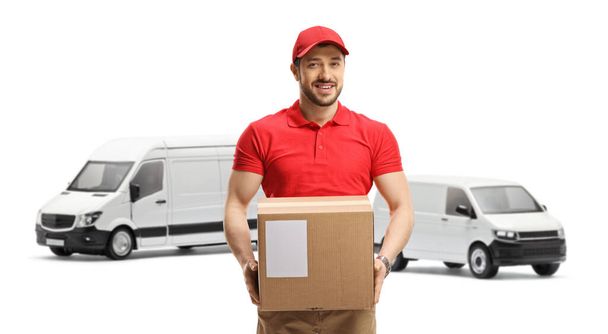 Dodavatel s transportní dodávkou drží lepenkovou krabici izolované na bílém pozadí - Fotografie, Obrázek