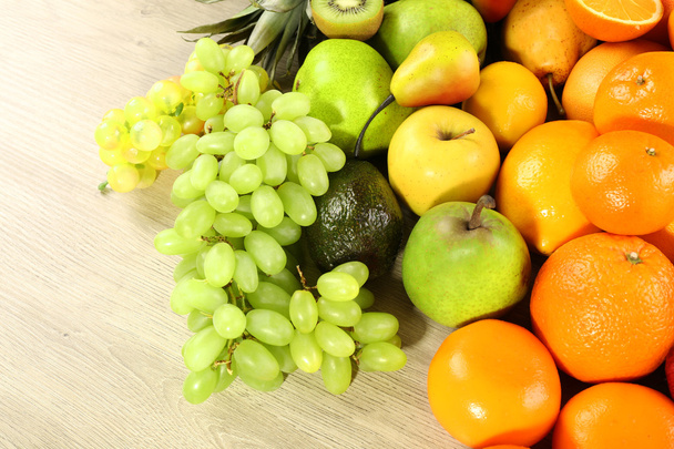 Ассортимент экзотических фруктов на деревянном столе
 - Фото, изображение