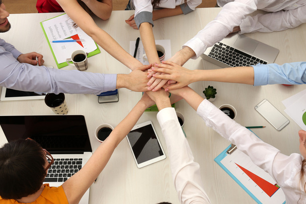 vereinte Hände des Business-Teams am Arbeitsplatz Hintergrundansicht - Foto, Bild