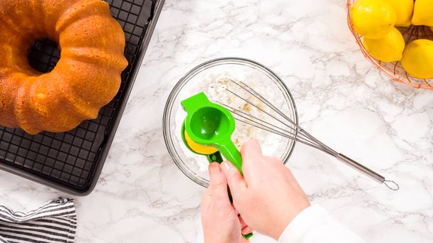 Pose plate. Pas à pas. Mélanger les ingrédients dans un bol à mélanger en verre pour préparer la glaçure au citron pour un gâteau au citron. - Photo, image