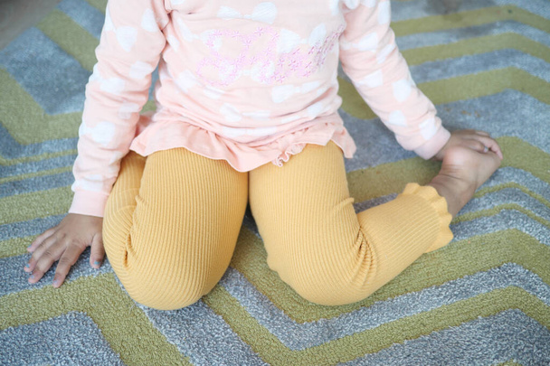  child sitting W posture on the floor  - Foto, immagini