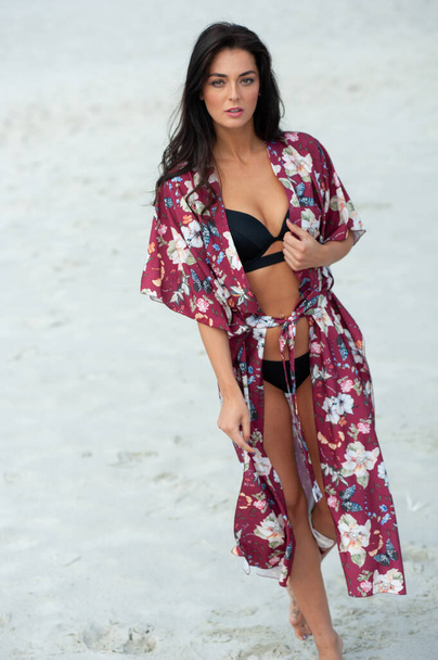 beautiful young woman in a swimsuit on the beach - Foto, imagen
