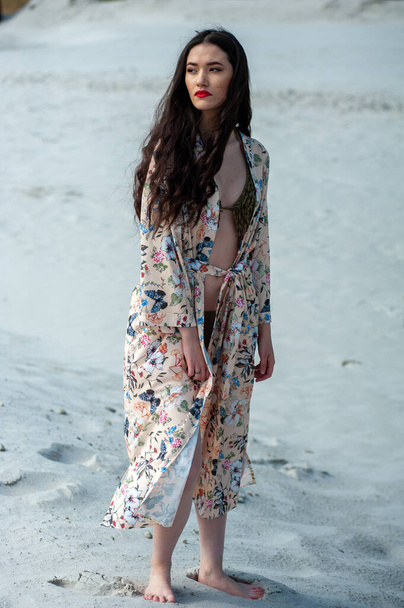 όμορφη νεαρή γυναίκα με μαγιό στην παραλία - Φωτογραφία, εικόνα