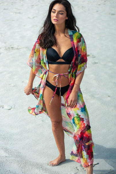 beautiful young woman in bikini posing on beach - Fotografie, Obrázek