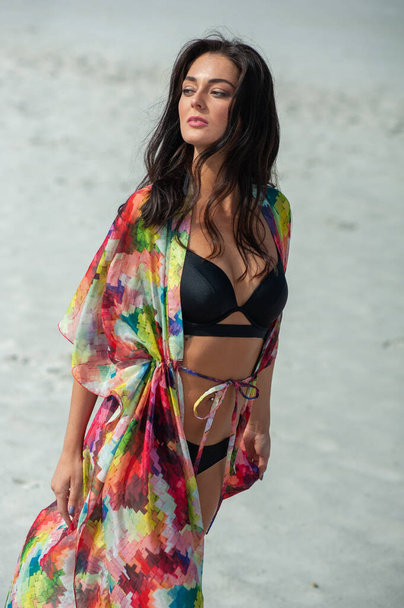 beautiful young woman in bikini posing on beach - Zdjęcie, obraz