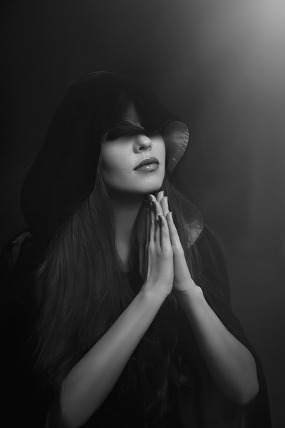 Красивая женщина в черном плаще
 - Фото, изображение