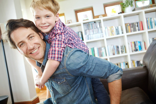 Er macht seinen Vater sehr glücklich. ein junger Vater und sein Sohn verbringen Zeit miteinander zu Hause - Foto, Bild