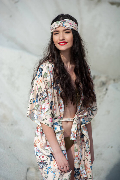 kaunis nuori nainen boho tyyli vaatteita poseeraa rannalla - Valokuva, kuva