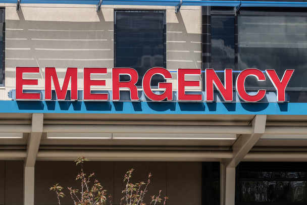 Sürgősségi osztály és sürgősségi osztály beléptető táblája egy vörös riasztású kórháznak.. - Fotó, kép