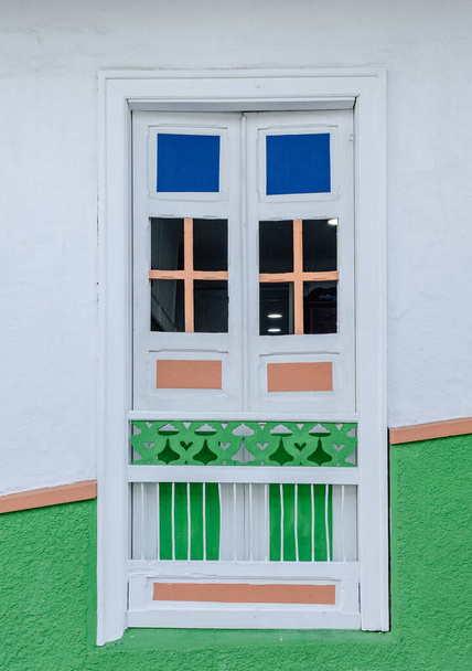 Jerico, Antioquia, Kolumbia. 3 marca 2023: Fasada domów z architekturą kolonialną i balkonami. - Zdjęcie, obraz