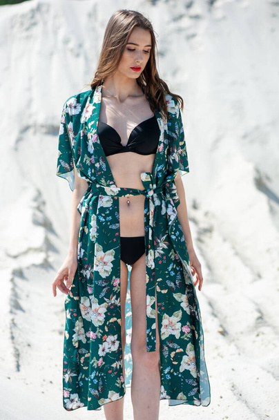 belle jeune femme en maillot de bain posant sur la plage - Photo, image