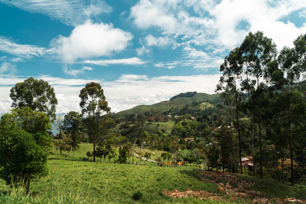 Paysage naturel et rural de Jerico, Antioquia avec montagnes et ciel bleu. Colombie. - Photo, image