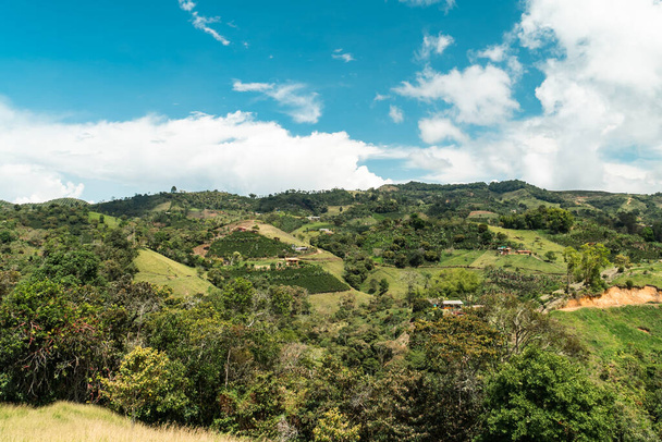 Természeti és vidéki táj Jerico, Antioquia hegyek és kék ég. Kolumbia. - Fotó, kép