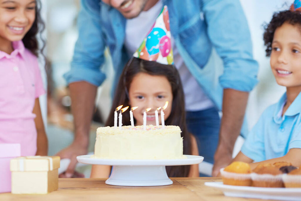 誕生日ケーキキャンドル、子供パーティーお祝いや幸せな子供、友人グループや家族は子供時代の思い出イベントを祝います。デザート、お菓子や食べ物に興奮しているろうそくの炎、願いと若者の子供. - 写真・画像