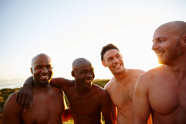 Alokasleirillä. ryhmä urheilullisia miespuolisia ystäviä nauttimassa ulkoilusta - Valokuva, kuva